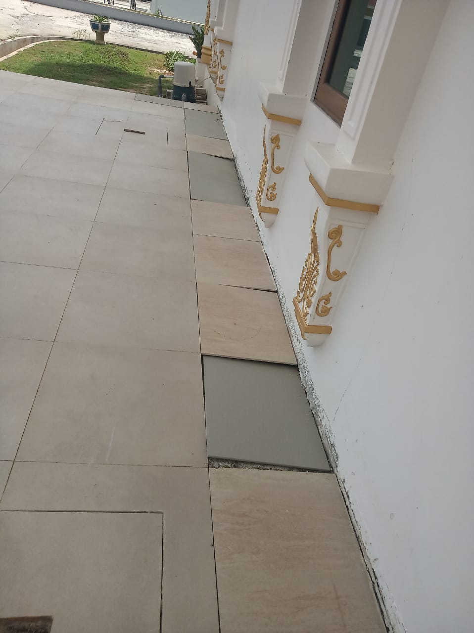 Kondisi keramik di belakang rumah