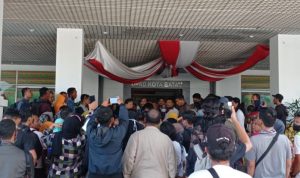 Warga-Korban-Kav-Bodong-Datangi-DPRD-Batam-696x520